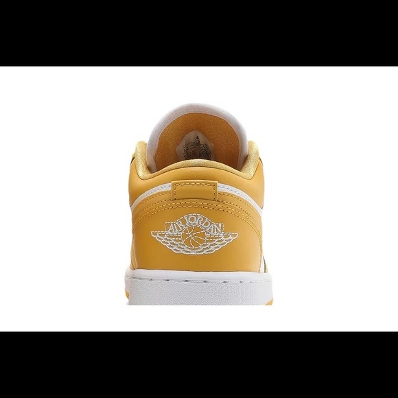 Air Jordan 1 GS \'Pollen\'
Size 5.5 US Youth\'s (New) main image 7